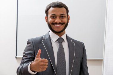 Genç adam gülümsüyor.