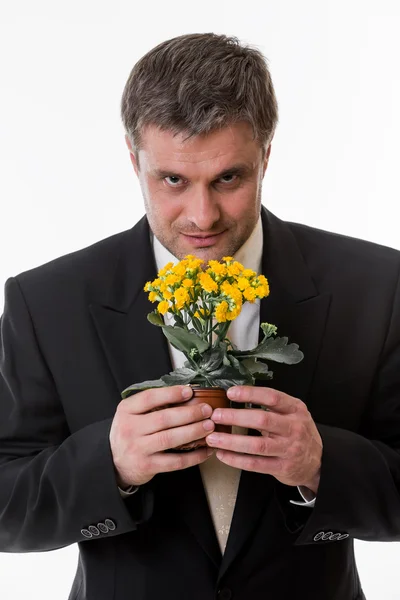 El hombre sostiene una flor en las manos . — Foto de Stock