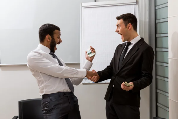 Los gerentes se quedan con el dinero . — Foto de Stock