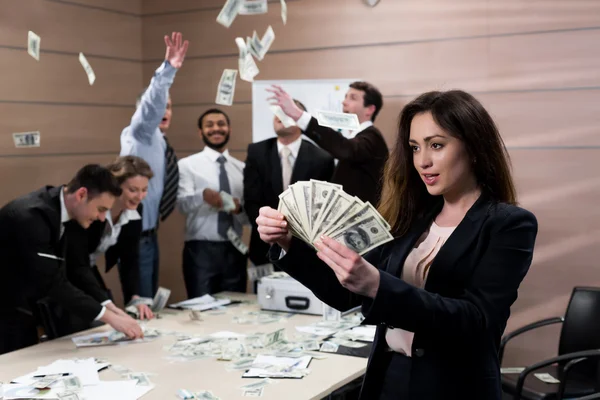 Başarılı insanlar para saymak.