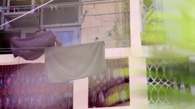 Çamaşırhane asılı kadın.