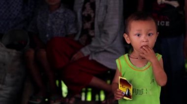 Utangaç Asyalı çocuk.