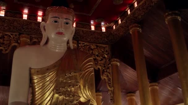 Escultura de buddha en el templo. — Vídeo de stock