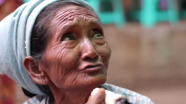 Asiática abuela fuma . — Vídeos de Stock