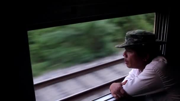 Hombre asiático viajando en el tren . — Vídeos de Stock