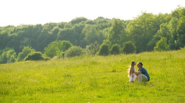 Babası kızı ile iletişim kurar..
