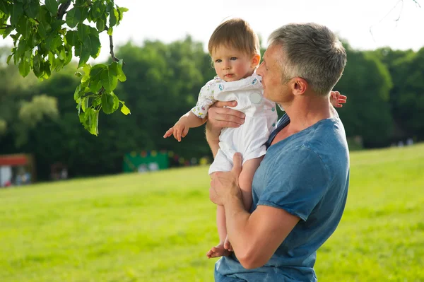 Pai e filho em uma caminhada . — Fotografia de Stock