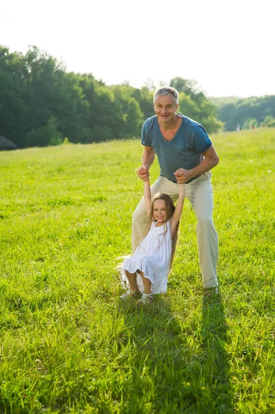 Papá juega con la chica. . — Foto de Stock