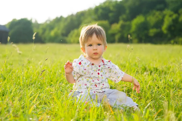 宝贝坐在草地上. — 图库照片