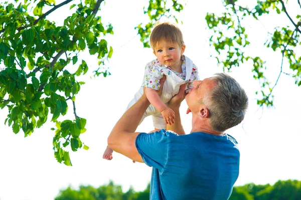 Hijo en brazos de su padre . — Foto de Stock