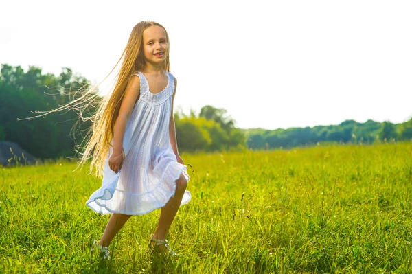 女孩跑在草坪上. — 图库照片