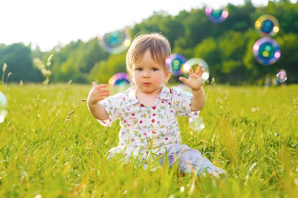 Babysitting op het gras. — Stockfoto