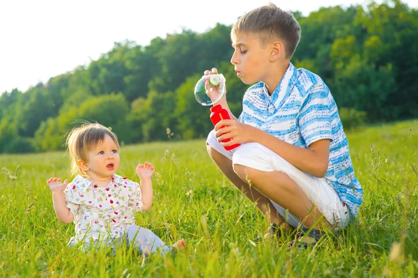 Hermano juega con hermana . — Foto de Stock