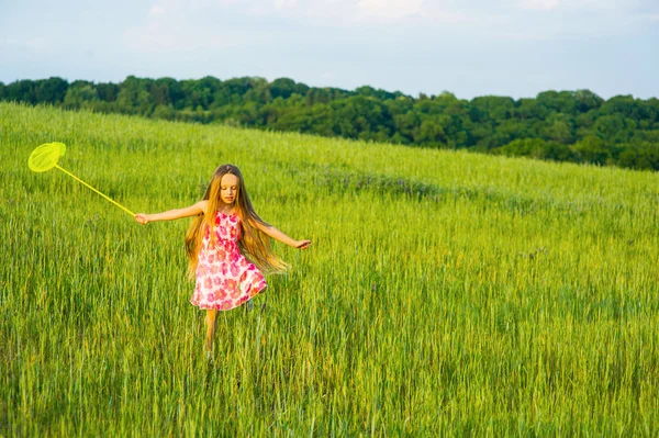어린 소녀는 잔디에서 재생. — 스톡 사진