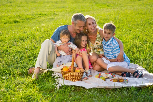 Família feliz descansando no fim de semana . — Fotografia de Stock