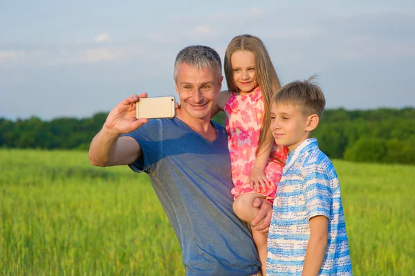 Pai com filhos. — Fotografia de Stock