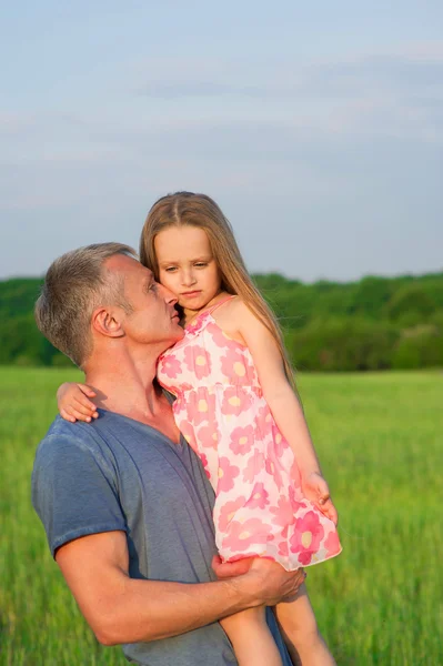 Dad hugs and holds daughter in his arms. — ストック写真