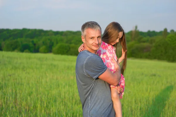 Homme avec une fille en plein air . — Photo