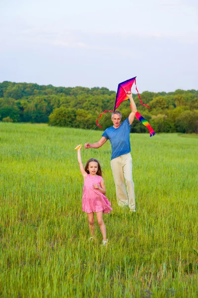 Gelukkige vader en dochter in fild. — Stockfoto