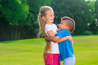 İki çocuk mu oynuyorsun.