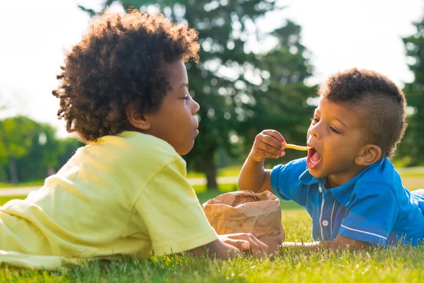 I ragazzi fanno colazione. . — Foto Stock