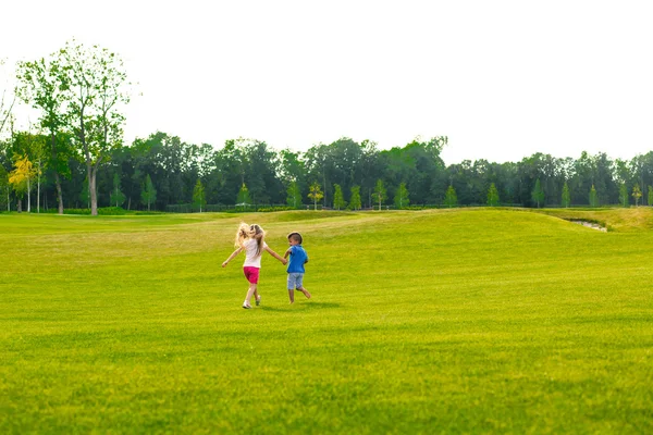Двоє дітей біжать . — стокове фото