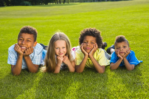 Cuatro niños felices . — Foto de Stock