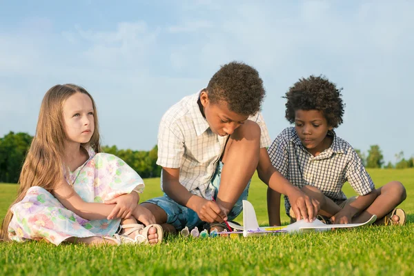 Cuatro niños están pintando . — Foto de Stock