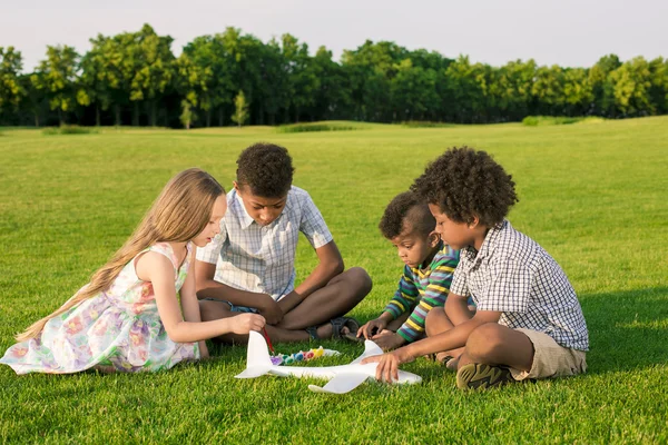 Four kids are painting. — Stockfoto