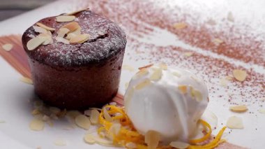 Şef tatlı için bir nane koydu.