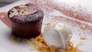 Şef dondurma için bir nane koymak.