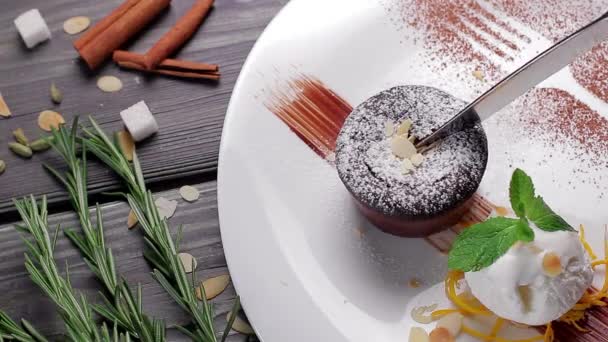 Dessert al cioccolato caldo . — Video Stock