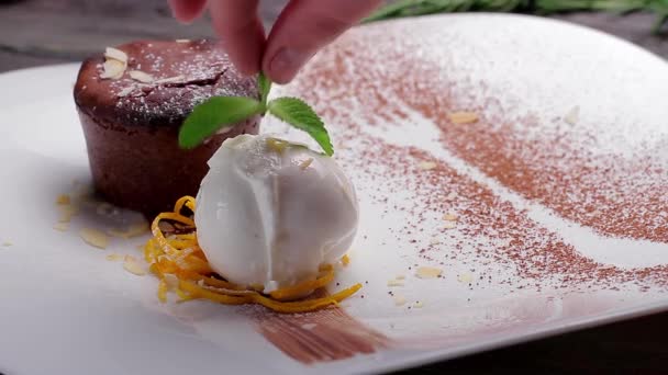 Fondant au chocolat chaud avec crème glacée . — Video