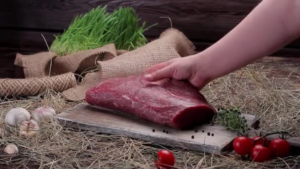 Сырое мясо на деревянной доске. — стоковое видео