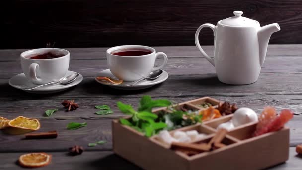 Caja de madera, tazas y tetera . — Vídeo de stock