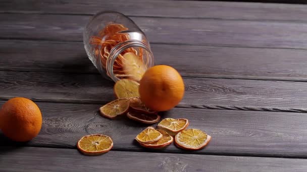 Naranjas secas y frescas sobre fondo de madera . — Vídeos de Stock