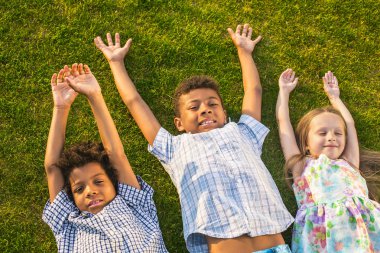 Üç çocuk glade üzerinde döşeme.