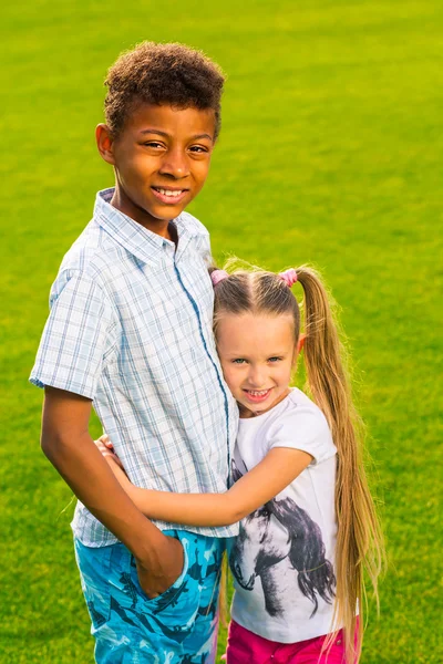 Dos hermosos niños . — Foto de Stock