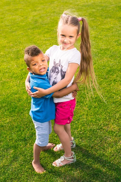 행복 한 두 자녀. — 스톡 사진
