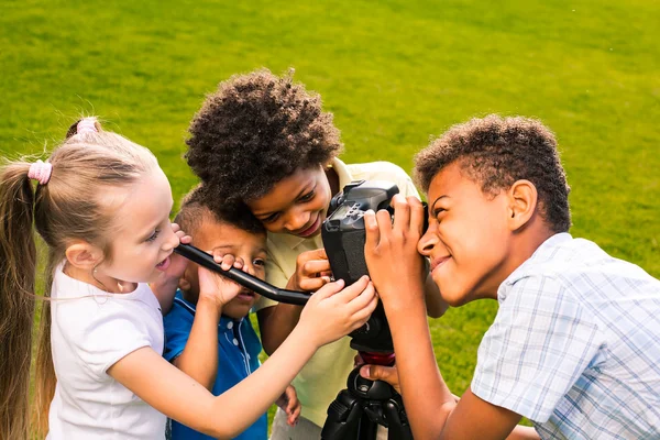 Los niños sostienen una cámara . — Foto de Stock