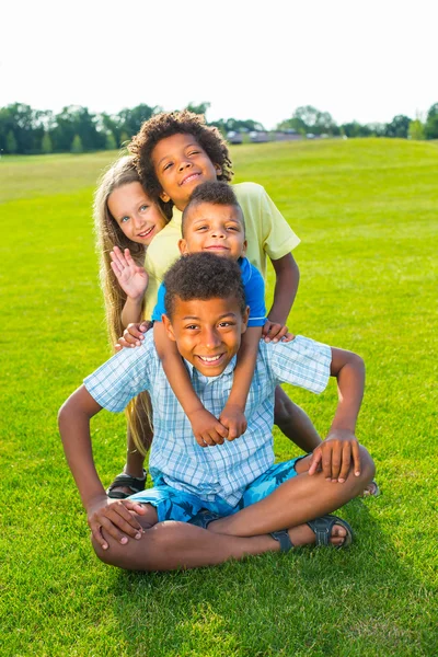 Czworo dzieci uśmiechający się. — Zdjęcie stockowe