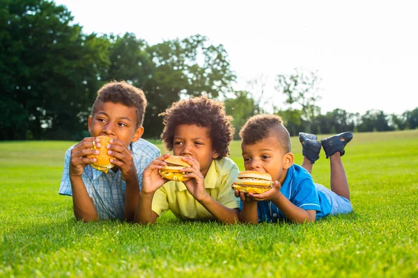 Tre ragazzi stanno mangiando . — Foto Stock