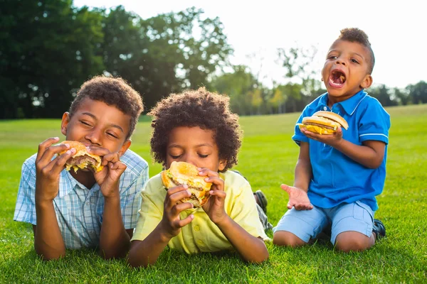 Tres chicos están comiendo. . — Foto de Stock