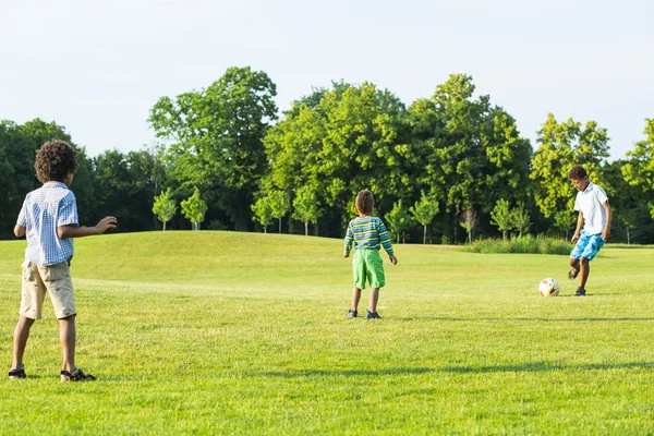 Három gyerek játszik labdarúgó. — Stock Fotó