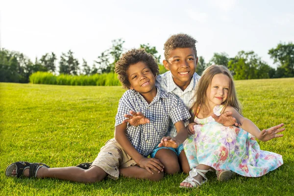 Трое детей играют на поляне . — стоковое фото