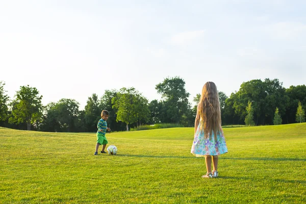 İki çocuk futbol oynayan. — Stok fotoğraf