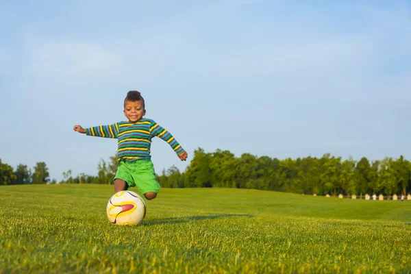 Bambino sveglio è giocare a calcio. — 스톡 사진