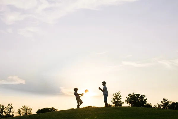 Dva kluci hrají na sunset. — Stock fotografie