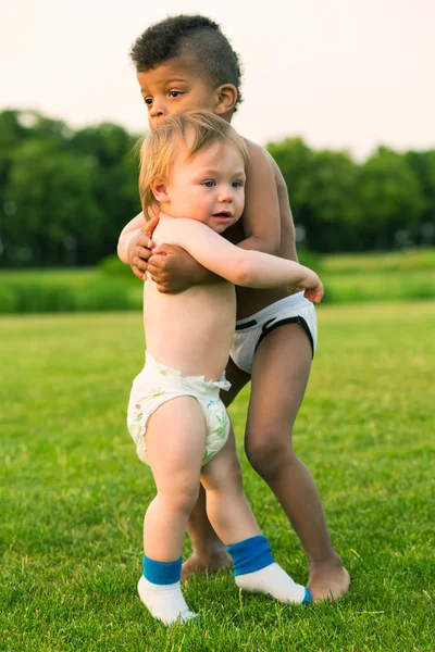 Dos niños en el claro de la noche . — Foto de Stock