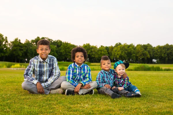 Vier glückliche Kinder. — Stockfoto